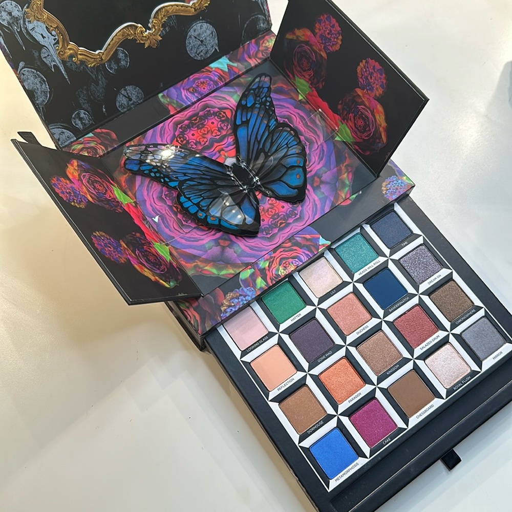 Alice in Wonderland x UD Eyeshadow Palette